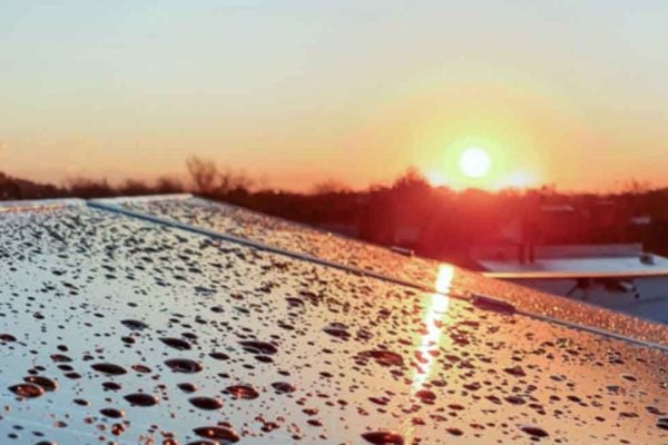 soluppgång på tak med solceller